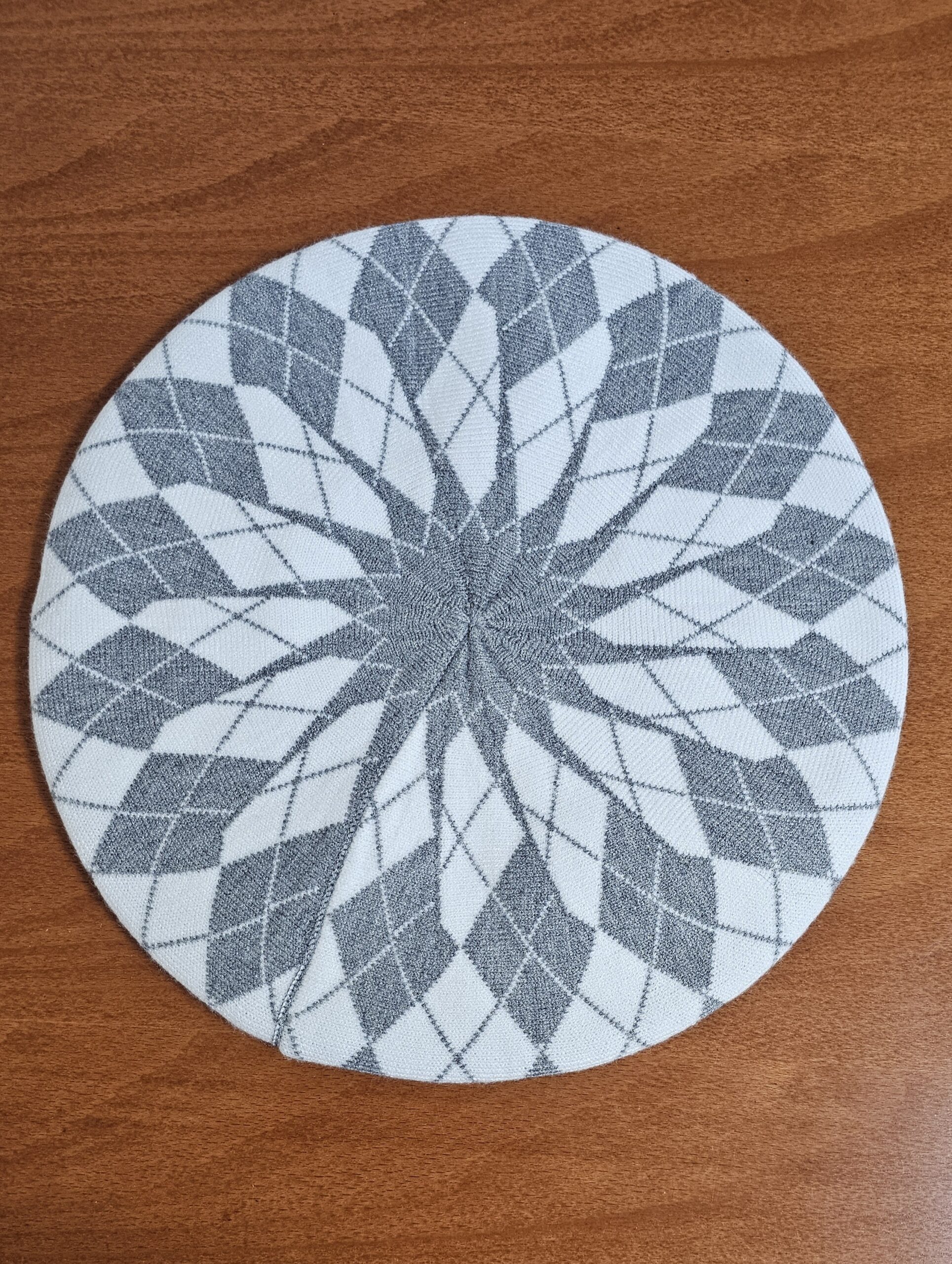 20251026_220433 ברט דגם לינור - אפור לבן – תמונה 1