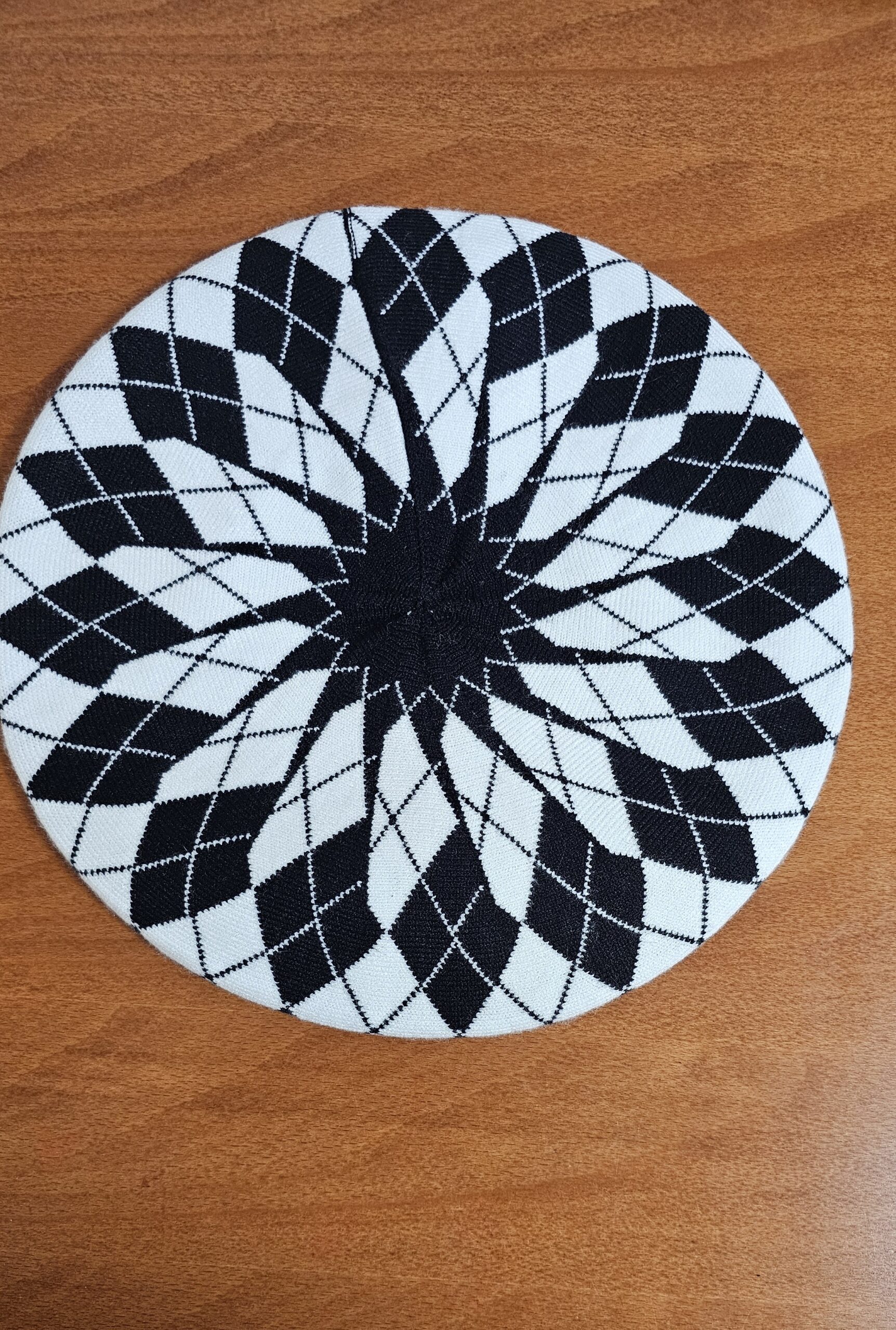 20251026_220453 ברט דגם לינור - שחור לבן – תמונה 1