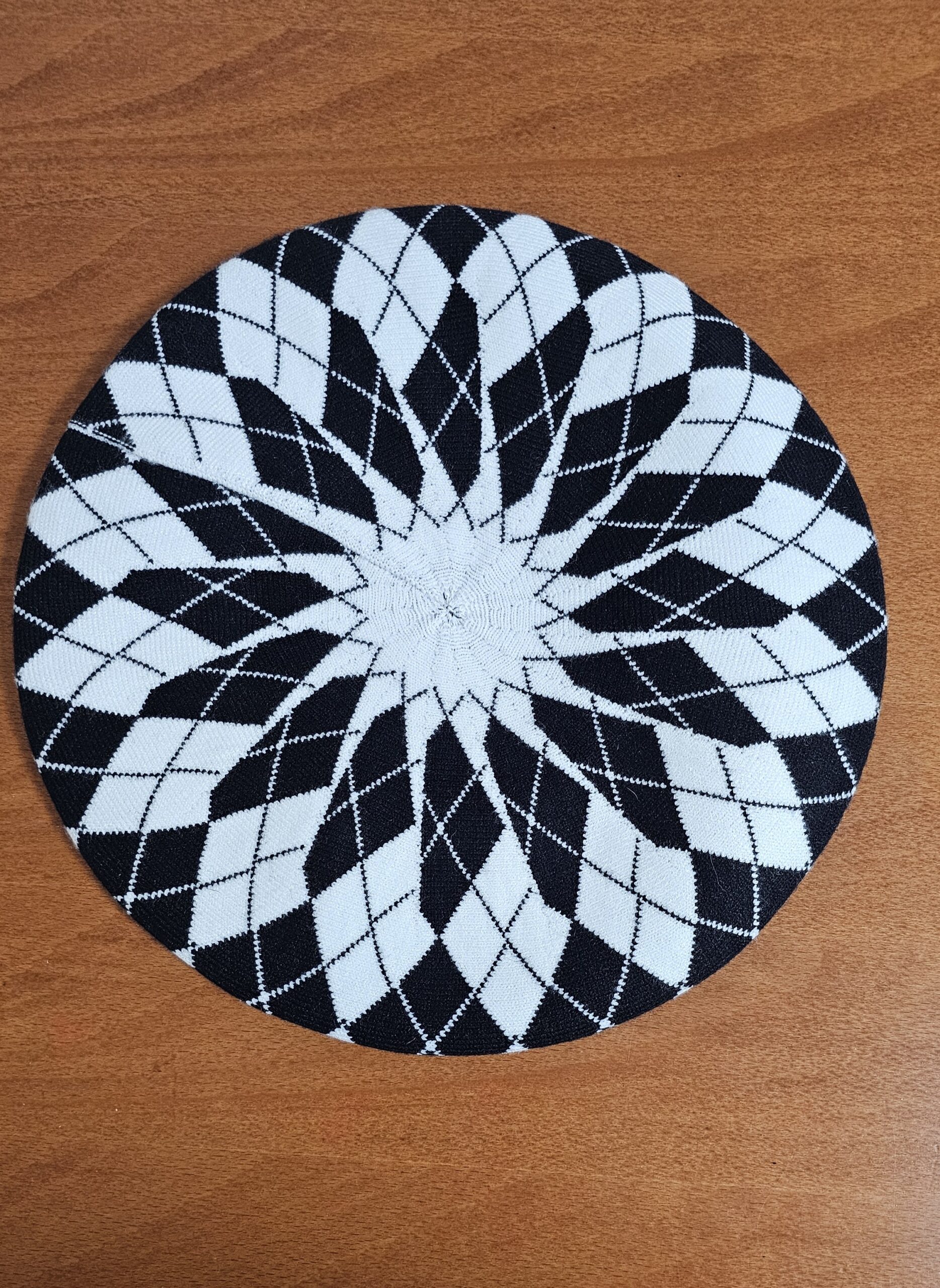 20251026_220522 ברט דגם לינור - לבן שחור – תמונה 1