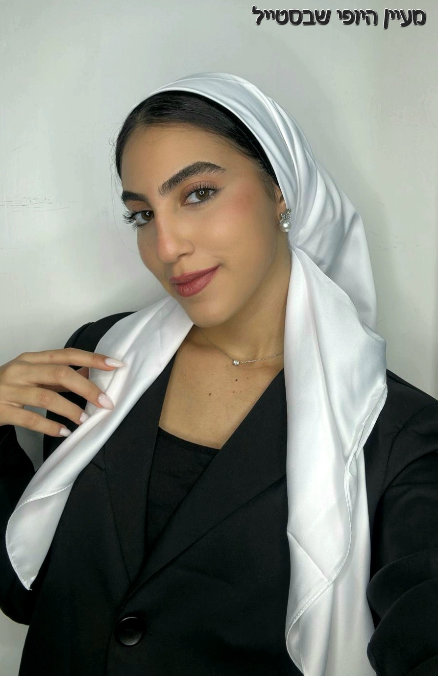 IMG-20251030-WA0323 מרובע משי חלק - לבן – תמונה 1